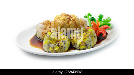 La ciboulette chinoise Knedlík ou l'ail chinois Dim Sum gâteau de riz à l'intérieur avec Taro slice et à la vapeur de maïs sucré servi de sauce de soja Noire Style alimentaire chinois tr Banque D'Images