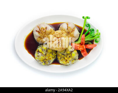 La ciboulette chinoise Knedlík ou l'ail chinois Dim Sum gâteau de riz à l'intérieur avec Taro slice et à la vapeur de maïs sucré servi la sauce soja noir de Style Chinois Banque D'Images