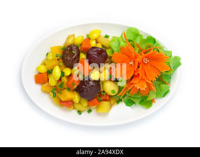 Sauté de fruits secs chinois mixte,le Ginkgo, sweet potato,Carotte,bonne nourriture chinoise Jujube décorer savoureuse salade feuille de chêne vert et carotte sculptée top vie Banque D'Images