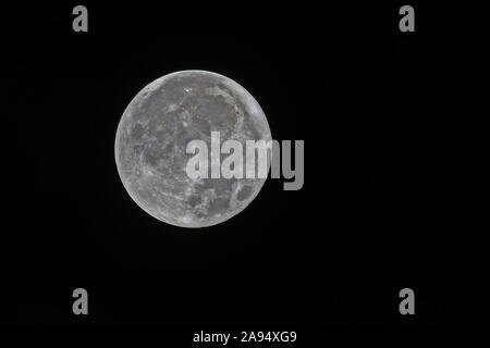 Pleine lune dans une mise au point au début de la matinée en Italie au début de décembre hémisphère nord Banque D'Images