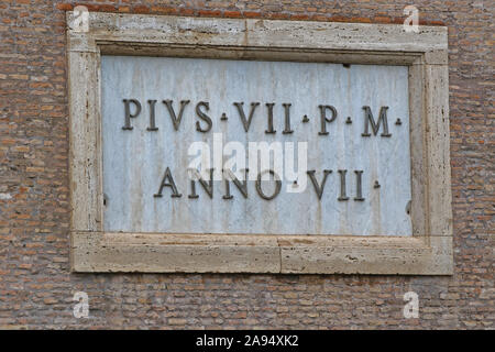 Détail d'une plaque de marbre en Amérique dédié à pie la septième à l'extérieur du Colisée a également appelé l'amphithéâtre Flavien à Rome Italie Banque D'Images