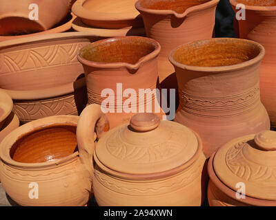 La poterie d'argile rouge et orange en plein soleil, l'artisanat traditionnelle ukrainienne Banque D'Images