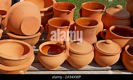 Beaucoup de poteries d'argile rouge et orange en plein soleil, l'artisanat traditionnelle ukrainienne Banque D'Images