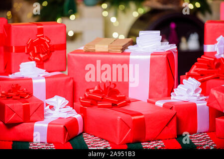 Les paquets rouge. Boîtes cadeaux avec ribbon bow close up. Les cadeaux emballés ou présente. Cadeaux concept. Moments magiques. Préparer des cadeaux surprises pour la famille Banque D'Images