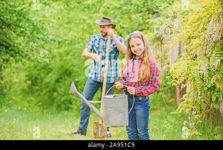 Phases de la lune aident à déterminer le meilleur temps jardin des plantes. Planter des fleurs. Père de famille et sa fille la plantation des plantes. Le repiquage des légumes du jardin Banque D'Images