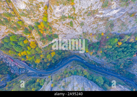 Voir ci-dessus des gorges étroites de la montagne en automne. Cette magnifique gorge a une partie qui est si étroite qu'il est appelé 'le cou de l'enfer". La route est un p Banque D'Images