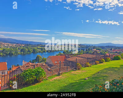 Frontière naturelle entre l'Espagne et le Portugal, fleuve Minho et maisons de village au Portugal Tui Banque D'Images