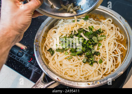 Délicieux plat chaud nourrissant - spaghettis dans une sauce crémeuse au basilic, fromage, filet de poulet et d'herbes de Provence - cuisiner à la maison Banque D'Images