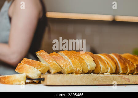 Tranches de baguette croustillante sur un conseil - Pain de blé fraîche Banque D'Images