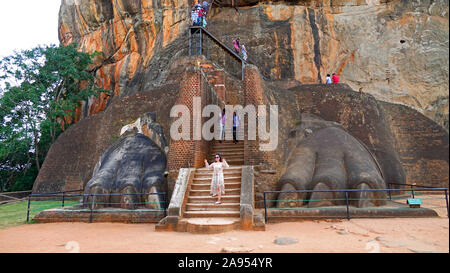 Patte du Lion et son escalier, Lion's Rock, Sigiriya, le Triangle Culturel, Sri Lanka Banque D'Images