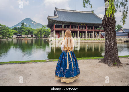 Young caucasian woman en costume traditionnel coréen hanbok coréen national au palais. Voyage Corée du concept. Vêtements coréen national. Pour l'animation Banque D'Images