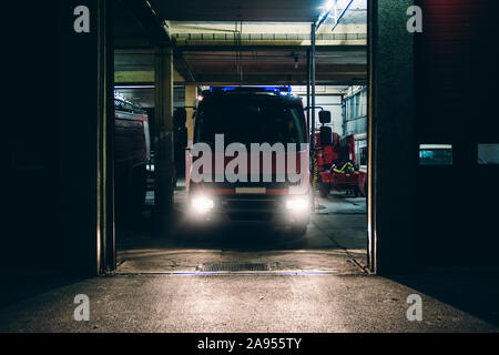 Les camions d'incendie sont en pleine préparation, sur le terrain en face de la station de pompiers Banque D'Images