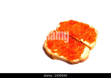 Deux sandwiches avec du caviar rouge et le beurre sur un fond blanc Banque D'Images