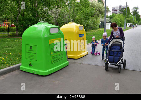 Moscou, Russie - Mai 14. 2019. Conteneurs de déchets séparés - un verre et un plastique Banque D'Images