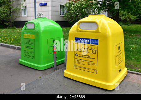 Moscou, Russie - Mai 14. 2019. Conteneurs de déchets séparés - un verre et un plastique Banque D'Images
