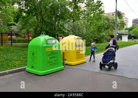 Moscou, Russie - Mai 14. 2019. Conteneurs de déchets séparés - un verre et un plastique Banque D'Images