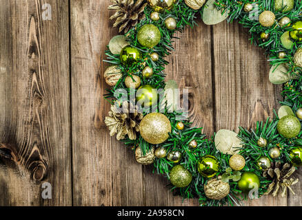 Couronne de Noël sur fond de porte en bois Banque D'Images