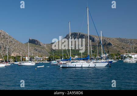 Port de Pollença Majorque vue sur le yacht amarré dans la magnifique baie de Pollensa avec un beau décor de montagnes. Banque D'Images