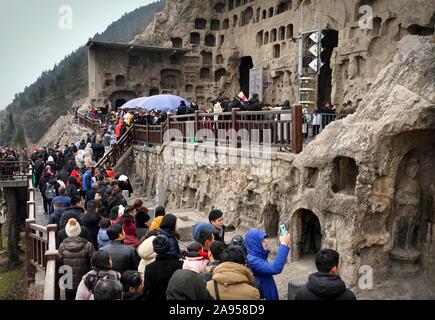 Zhengzhou, Chine, province de Henan. Feb 8, 2019. Les touristes visitent les Grottes de Longmen région pittoresque de Luoyang, province du Henan en Chine centrale, le 8 février 2019. Un crédit : Li/Xinhua/Alamy Live News Banque D'Images