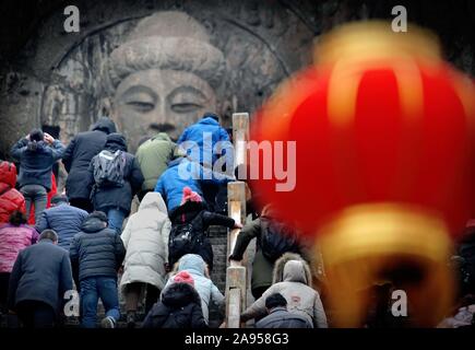 Zhengzhou, Chine, province de Henan. Feb 8, 2019. Les touristes visitent les Grottes de Longmen région pittoresque de Luoyang, province du Henan en Chine centrale, le 8 février 2019. Un crédit : Li/Xinhua/Alamy Live News Banque D'Images