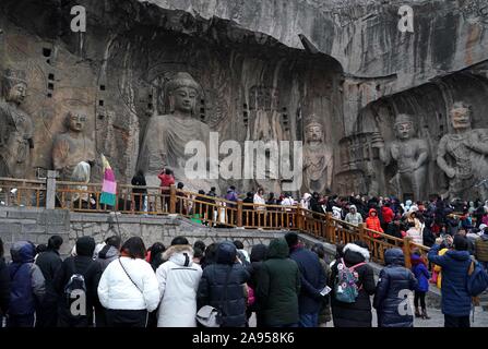 Zhengzhou, Chine, province de Henan. Feb 8, 2019. Les touristes visitent les Grottes de Longmen région pittoresque de Luoyang, province du Henan en Chine centrale, le 8 février 2019. Un crédit : Li/Xinhua/Alamy Live News Banque D'Images