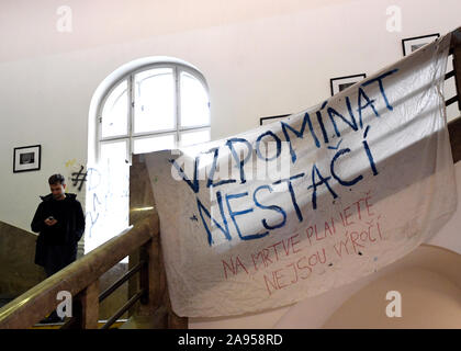 Une manifestation de l'occupation a commencé à l'intérieur de la Faculté des Arts de l'Université Charles (FF UK) Bâtiment le Mardi, Novembre 12, 2019, Prague, République tchèque, avec les étudiants de l'université suivant l'exemple d'highschoolers et appelant à des changements dans la protection de l'environnement et le traitement des changements climatiques. La protestation est de durer jusqu'à mercredi. La faculté d'abord opposé à l'idée de gestion que les étudiants restent dans le bâtiment du jour au lendemain, mais finalement ils ont convenu avec elle, Vice-doyen Daniel Soukup dit CTK. Des dizaines de personnes ont été dans le bâtiment de la faculté avant minuit. (CTK Photo/Ondrej Deml) Banque D'Images