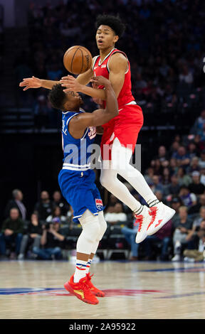 Sacramento, CA, USA. 12 Nov, 2019. Sacramento Kings guard Yogi Ferrell (3) et Portland Trail Blazers guard Anfernee Simons (1) bataille pour la balle au cours d'une partie de l'hôtel Golden 1 Centre le Mardi, Novembre 12, 2019 à Sacramento. Crédit : Paul Kitagaki Jr./ZUMA/Alamy Fil Live News Banque D'Images