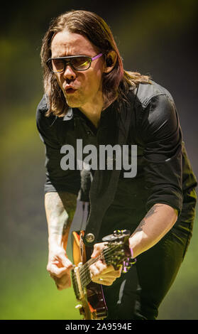 Copenhague, Danemark. 12 Nov, 2019. Le groupe de hard rock américain Alter Bridge effectue un concert live à KB Hallen à Copenhague. Ici chanteur et guitariste Myles Kennedy est vu sur scène. (Photo crédit : Gonzales Photo/Bransholm Nikolaj/Alamy Live News). Banque D'Images