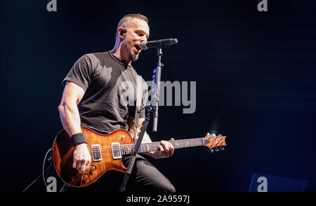 Copenhague, Danemark. 12 Nov, 2019. Le groupe de hard rock américain Alter Bridge effectue un concert live à KB Hallen à Copenhague. Ici le guitariste Mark Tremonti est vu sur scène. (Photo crédit : Gonzales Photo/BransholmAlamy Nikolaj Live News). Banque D'Images