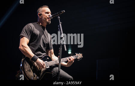 Copenhague, Danemark. 12 Nov, 2019. Le groupe de hard rock américain Alter Bridge effectue un concert live à KB Hallen à Copenhague. Ici le guitariste Mark Tremonti est vu sur scène. (Photo crédit : Gonzales Photo/BransholmAlamy Nikolaj Live News). Banque D'Images