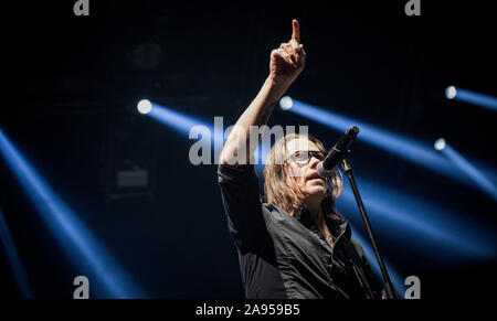 Copenhague, Danemark. 12 Nov, 2019. Le groupe de hard rock américain Alter Bridge effectue un concert live à KB Hallen à Copenhague. Ici chanteur et guitariste Myles Kennedy est vu sur scène. (Photo crédit : Gonzales Photo/Bransholm Nikolaj/Alamy Live News). Banque D'Images