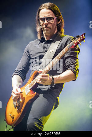Copenhague, Danemark. 12 Nov, 2019. Le groupe de hard rock américain Alter Bridge effectue un concert live à KB Hallen à Copenhague. Ici chanteur et guitariste Myles Kennedy est vu sur scène. (Photo crédit : Gonzales Photo/Bransholm Nikolaj/Alamy Live News). Banque D'Images