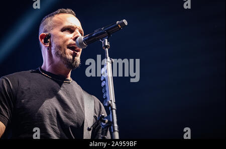 Copenhague, Danemark. 12 Nov, 2019. Le groupe de hard rock américain Alter Bridge effectue un concert live à KB Hallen à Copenhague. Ici le guitariste Mark Tremonti est vu sur scène. (Photo crédit : Gonzales Photo/BransholmAlamy Nikolaj Live News). Banque D'Images