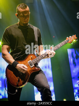 Copenhague, Danemark. 12 Nov, 2019. Le groupe de hard rock américain Alter Bridge effectue un concert live à KB Hallen à Copenhague. Ici le guitariste Mark Tremonti est vu sur scène. (Photo crédit : Gonzales Photo/BransholmAlamy Nikolaj Live News). Banque D'Images