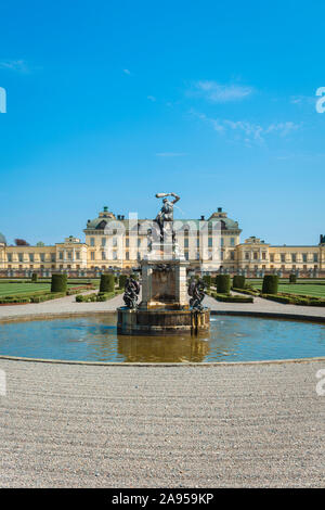 La Suède Drottningholm, vue en été de Drottningholm avec le jardin baroque et Hercules Fontaine au premier plan, l'île de Lovön, Suède. Banque D'Images