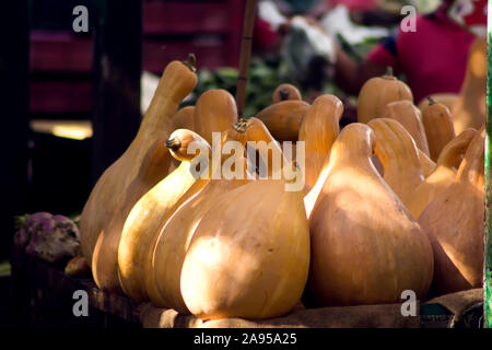 12.11.2019, l'Egypte, Hurghada. Fruits et légumes bazar avec les vendeurs et les acheteurs Banque D'Images