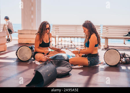Nice, Provence / France - 29 septembre 2018 : Deux jeunes filles hipster jouer de la musique sur un blocage sur la promenade Banque D'Images