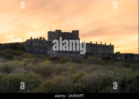 Le château de Douvres, Dover, Kent. L'imposant château médiéval tourné au coucher du soleil. Banque D'Images