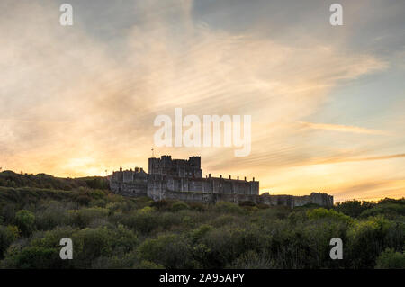 Le château de Douvres, Dover, Kent. L'imposant château médiéval tourné au coucher du soleil. Banque D'Images