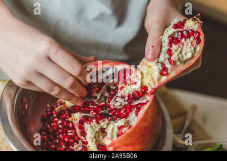 Les poires fraîches, huile d'olive et la grenade dans la cuisine sur une planche de bois de coupe - alimentation saine Banque D'Images