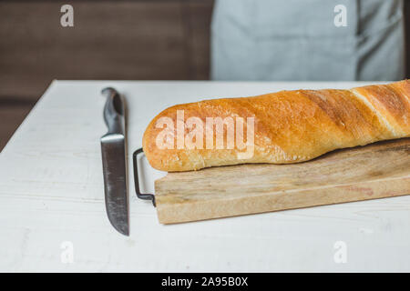 Baguette française croustillant frais on Cutting Board Banque D'Images