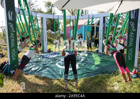 Classe de yoga à l'antenne Wanderlust festival, à Lisbonne, Portugal. Banque D'Images