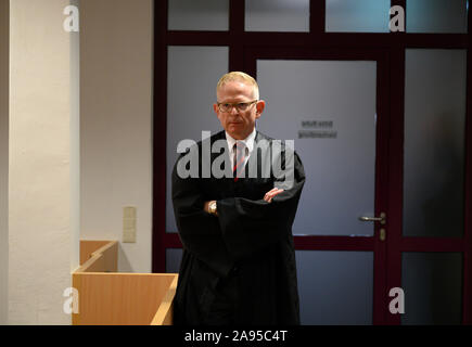 13 novembre 2019, le Schleswig-Holstein, Lübeck : L'avocat de la mère de quatre, Frank-Eckhard Marque, accusé de mauvais traitements, l'attend dans la chambre 315 à la Cour régionale de Lübeck jusqu'à la presse des représentants ont quitté la salle. Entre 2006 et 2010, la défenderesse aurait prétendu aux autorités que ses quatre enfants étaient gravement malades afin de recevoir illégalement des prestations sociales et des prestations d'assurance-santé. (Dpa "verdict attendu pour mauvais traitements procès contre mère') Photo : Rainer Jensen/dpa Banque D'Images