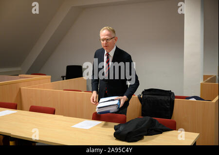 13 novembre 2019, le Schleswig-Holstein, Lübeck : L'avocat de la mère de quatre, Frank-Eckhard Marque, accusé de mauvais traitements, établit ses dossiers sur la table dans la chambre 315 à la Cour régionale de Lübeck. Entre 2006 et 2010, la défenderesse aurait prétendu aux autorités que ses quatre enfants étaient gravement malades afin de recevoir illégalement des prestations sociales et des prestations d'assurance-santé. (Dpa "verdict attendu pour mauvais traitements procès contre mère') Photo : Rainer Jensen/dpa Banque D'Images