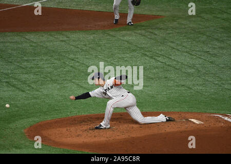 Tokyo, Japon. 12 Nov, 2019. Le lanceur japonais Takahashi lance la balle pendant le premier ministre12 Super jeu ronde au Tokyo Dome au Japon. Le Premier ministre 12 a été organisé par la World Baseball Softball la Confédération. Photo prise le mardi 12 novembre 2019. Photo par : Ramiro Agustin Vargas Tabares Crédit : Ramiro Agustin Vargas Tabares/ZUMA/Alamy Fil Live News Banque D'Images