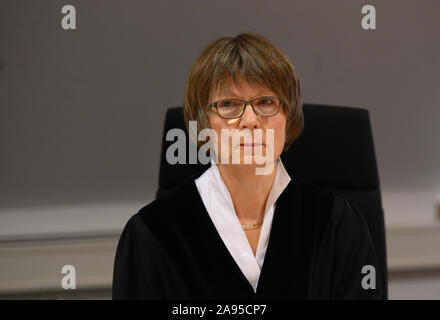 13 novembre 2019, le Schleswig-Holstein, Lübeck : Le juge président Helga von Lukowicz se trouve dans la salle 315 de la Cour régionale de Lübeck. Le matin, le verdict contre la mère de quatre, qui est accusé de mauvais traitements, est annoncé. Entre 2006 et 2010, les 49 ans, défendeur, qui ne voulait pas être photographié, aurait prétendu aux autorités que ses quatre enfants étaient gravement malades afin de recevoir des prestations sociales et illégale des prestations d'assurance-santé. Photo : Rainer Jensen/dpa Banque D'Images