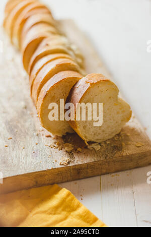 Tranches de baguette croustillante sur un conseil - Pain de blé fraîche Banque D'Images