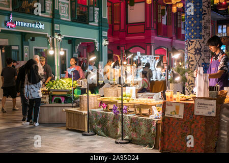 Iconsiam ,Thaïlande -Oct 30,2019 : Rez-de-chaussée du marché flottant dans Iconsiam shopping mall peuvent obtenir les collations thaïlandais, boutiques de l'artisanat régional. Banque D'Images