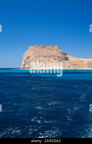 Imeri Gramvousa, Chania, Crète, Grèce. Vue sur la baie de Gramvousa jusqu'à la forteresse vénitienne de l'île, au sommet de falaises escarpées. Banque D'Images