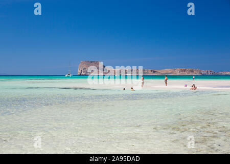 Balos, la Canée, Crète, Grèce. Vue depuis la plage sur les eaux claires et peu profondes de la baie de Gramvousa jusqu'à Imeri Gramvousa. Banque D'Images